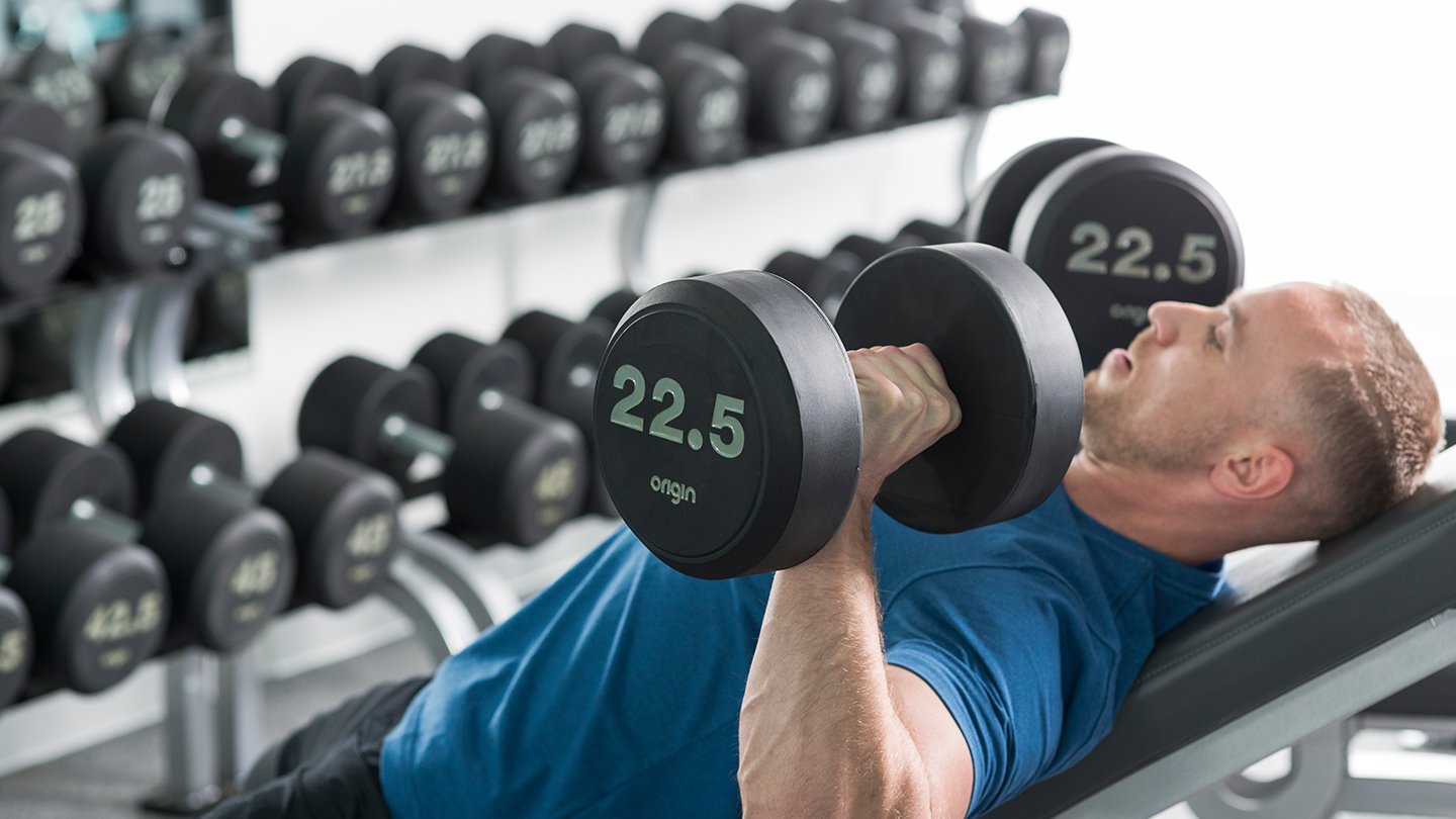 man incline dumbbell press