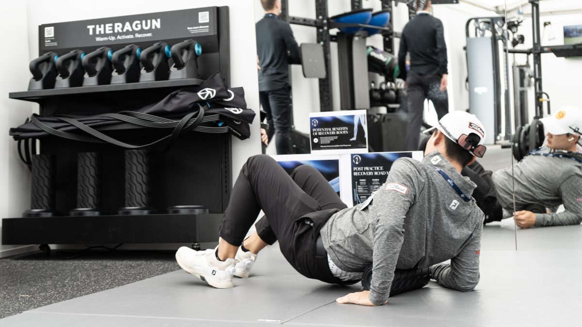 golfer using Theragun recovery equipment