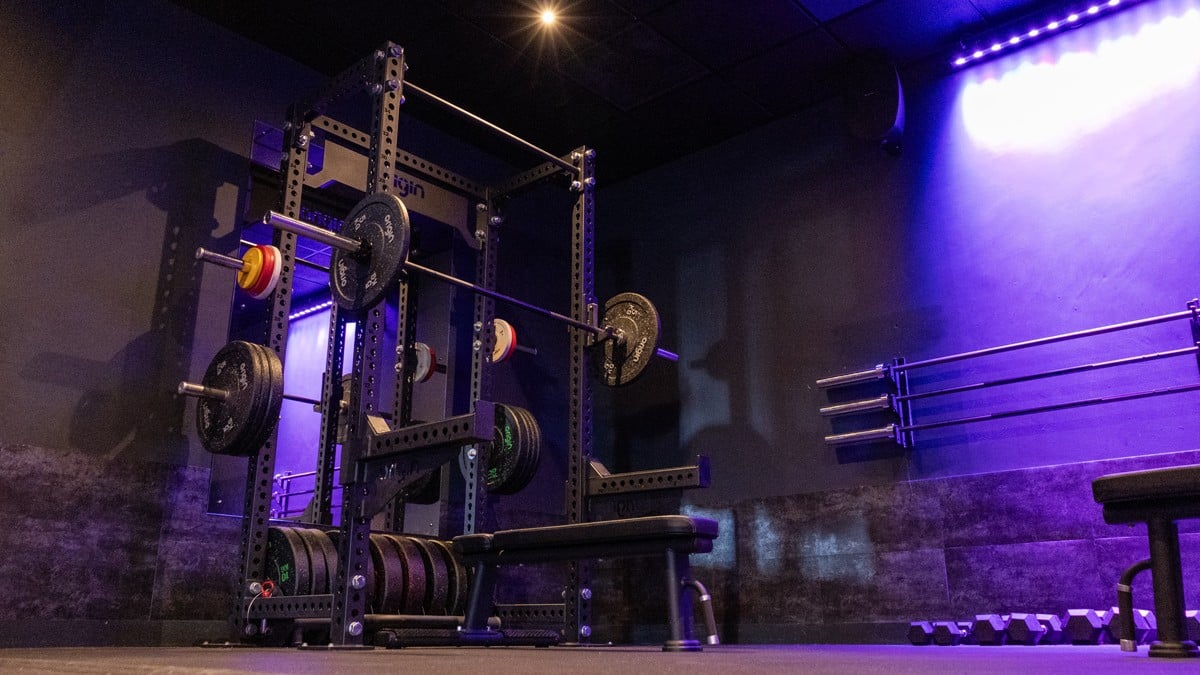 man incline dumbbell press