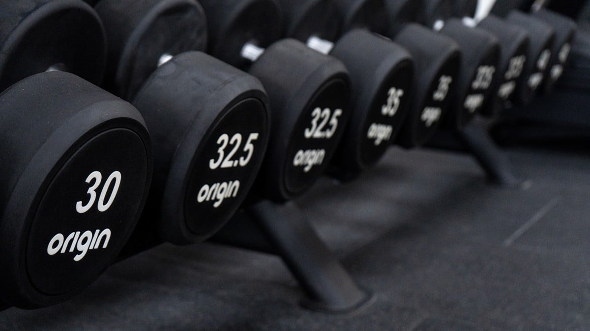 man incline dumbbell press